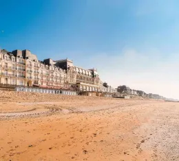 La plage de Cabourg à marée basse, dominée par le Grand Hôtel et ses élégantes villas Belle Époque