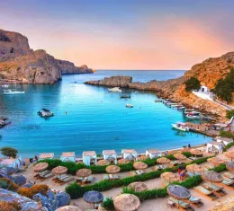 Une vue aérienne de la plage de Saint Paul, l'une des plus belles plages de Rhodes.