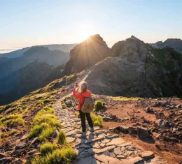 Une randonneuse au Pico do Arieiro, l'une des plus belles randonnées de Madère.