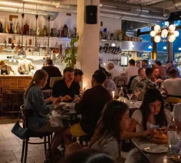 Ambiance du restaurant Berta à Berlin avec salle animée et cuisine ouverte