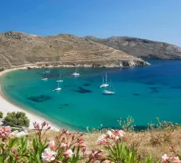 Vue sur la plage de Ganema à Serifos dans les Cyclades