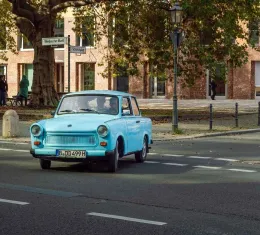 Voiture Trabant en visite touristique à Berlin, moyen de transport original en Europe
