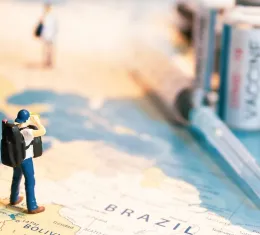 Voyageur miniature avec passeport et vaccin pour voyager