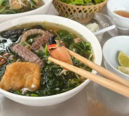 Bol de bun cu ky à Ha Long au Vietnam, spécialité locale dégustée dans un restaurant de rue