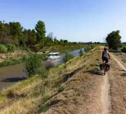 Cycliste sur le Canal du Midi entre Toulouse et Sète dans le sud de la France