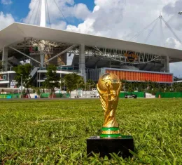 Trophée de la Coupe du monde devant le Hard Rock Stadium à Miami, ville hôte de la Coupe du monde 2026