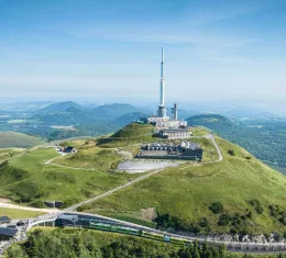 Vue panoramique du puy de Dôme et du train Panoramique des Dômes en Auvergne