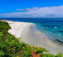 La plage des Grands Sables sur l’île de Groix est surnommée "la plage de Tahiti"