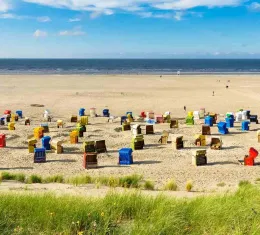 Plage de Juist dans les îles de la Frise orientale avec Strandkörbe colorés sur la mer du Nord