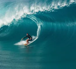 Vague de Teahupo’o à Tahiti en Polynésie française, célèbre spot de surf de grosses vagues