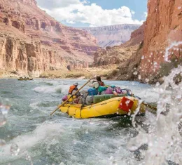 Rafting dans un canyon sur une rivière sauvage avec rapides et falaises rocheuses