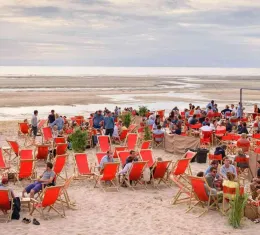Bar de plage au coucher du soleil au Touquet-Paris-Plage sur la Côte d'Opale