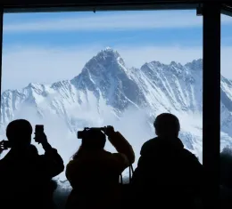 Touristes admirant les sommets enneigés depuis le Jungfraujoch dans les Alpes suisses