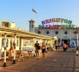 Vue de Brighton Palace Pier, attraction emblématique de Brighton, ville côtière du Sussex réputée pour sa culture alternative et inclusive.