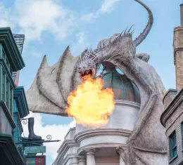 Le dragon de la banque Gringotts crache du feu dans le Chemin de Traverse à Universal Studios Floride, l'un des meilleurs parcs d'attractions d'Orlando.