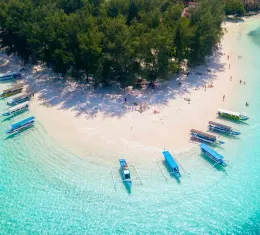 Vue aérienne d’une plage paradisiaque aux eaux turquoise en Indonésie