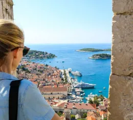 Vue panoramique sur la côte croate et la mer Adriatique depuis la forteresse de Hvar en Croatie