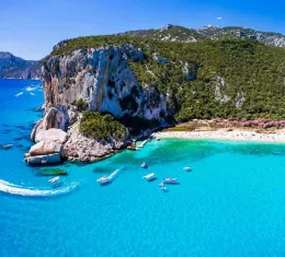 Vue aérienne de Cala Luna dans le golfe d'Orosei, l'un des plus beaux endroits de Sardaigne.