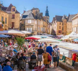 Le marché de Sarlat, l'un des plus beaux marchés de France