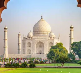 Le Taj Mahal en Inde, l'un des plus beaux monuments du monde, vu depuis un pavillon des jardins