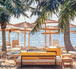 Plage aménagée sur la côte de la mer Noire en Bulgarie