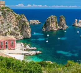Les Faraglioni de Scopello, à l'entrée de la réserve naturelle du Zingaro, offrent l'un des plus beaux paysages du littoral sicilien.