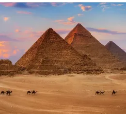 Pyramides de Gizeh au coucher du soleil en Égypte, chef-d’œuvre de l’architecture antique et merveille du monde