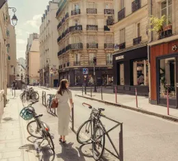 Rue Sainte-Croix-de-la-Bretonnerie dans le quartier du Marais à Paris