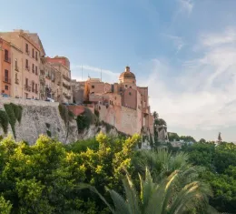 Vue du quartier historique et les remparts du Castello à Cagliari en Sardaigne