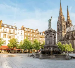Place de la Victoire et cathédrale Notre-Dame-de-l'Assomption dans le centre historique de Clermont-Ferrand