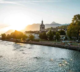 Vue d'Évian-les-Bains au coucher du soleil, sur les rives du lac Léman