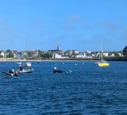 Vue de la rade de Lorient avec voiliers et front de mer dans le Morbihan