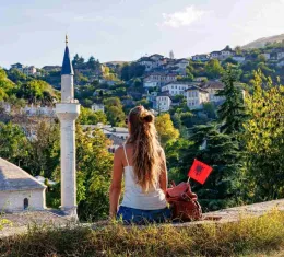 Voyageuse admirant la vieille ville de Gjirokastër en Albanie