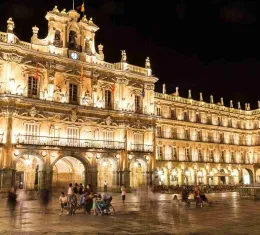 Plaza Mayor de Salamanque illuminée de nuit dans le centre historique de la ville