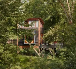 Cabane perchée en Haute-Savoie, un hôtel insolite au cœur de la forêt