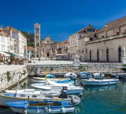 Vue sur le port, la place Saint-Étienne et la cathédrale de la ville de Hvar, en Croatie.