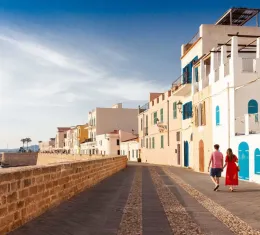 Promenade sur les remparts du centre historique d'Alghero en Sardaigne avec vue sur la mer Méditerranée