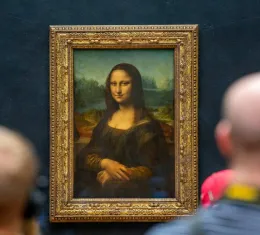 La Joconde de Léonard de Vinci exposée au musée du Louvre à Paris, l'une des œuvres d'art les plus célèbres du monde.