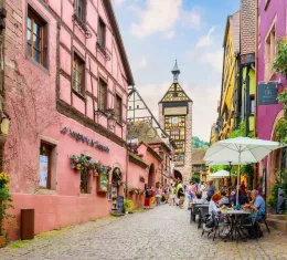 Rue du village de Riquewihr, l'un des plus beaux villages d'Alsace