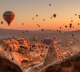 Montgolfières au lever du soleil en Cappadoce, symbole des plus beaux vols en montgolfière du monde