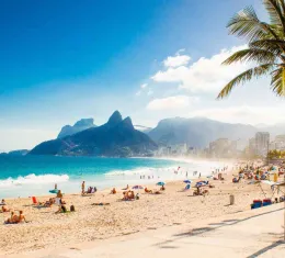 Vue panoramique de la plage d'Ipanema à Rio de Janeiro, l'une des plus belles plages du Brésil