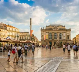 Place de la Comédie à Montpellier avec l'Opéra Comédie, la fontaine des Trois Grâces et les terrasses animées.