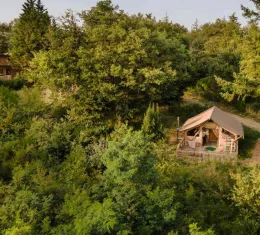Tente lodge en pleine nature pour des vacances en famille en France