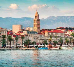 Vue panoramique de Split en Croatie avec le front de mer, le clocher de la cathédrale Saint-Domnius et les montagnes en arrière-plan