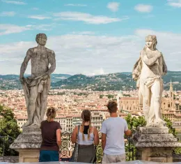 Vue panoramique de Florence depuis la Piazzale Michelangelo, en Toscane, idéale pour préparer un voyage en Italie