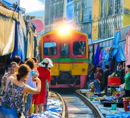 Train traversant le marché de Mae Klong, l'un des voyages en train les plus insolites de Thaïlande.