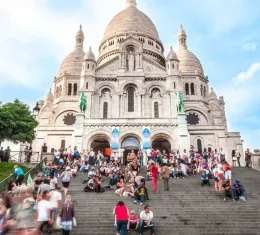 Basilique du Sacré-Cœur et visiteurs à Montmartre, une activité gratuite à Paris