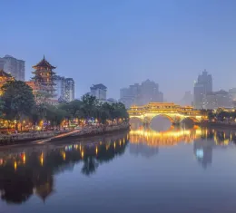 Vue de Chengdu en Chine avec rivière, pont illuminé et skyline