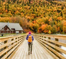 Randonneuse au Québec au milieu des couleurs d’automne