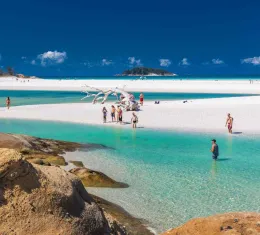Whitehaven Beach dans les Whitsundays, l'une des plus belles plages d'Australie avec son sable blanc et ses eaux turquoise